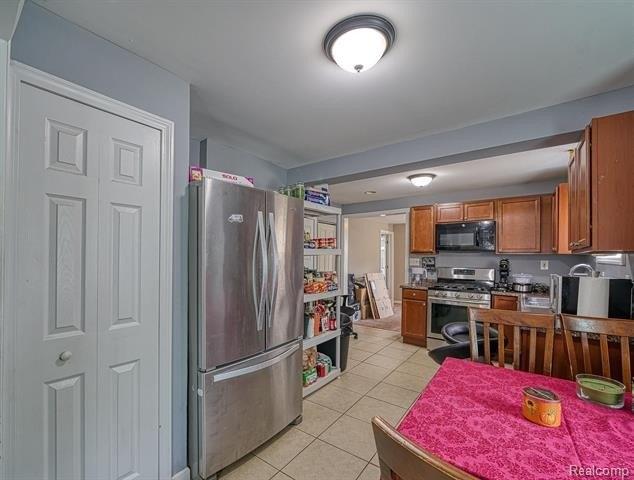 Lakeview St, Waterford, MI 48328
