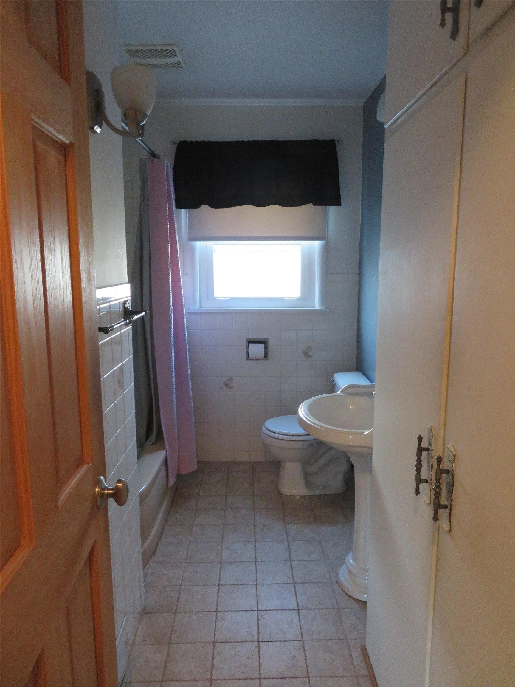 W American St, Freeport, IL 61032