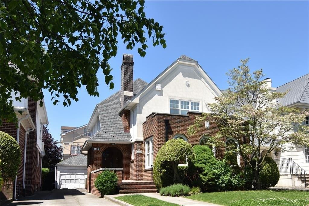Bedford Ave, Brooklyn, NY 11210