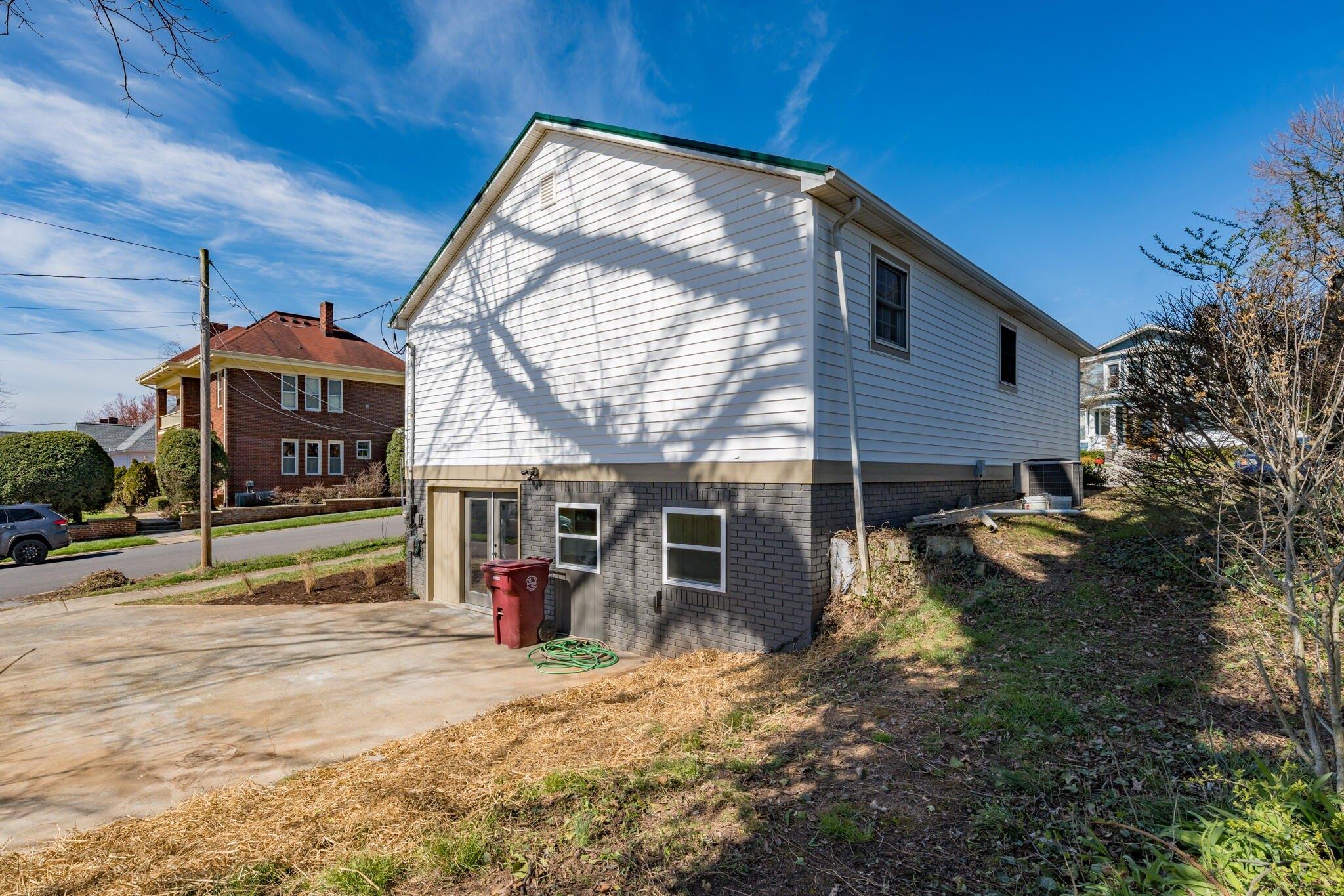 W Holston Ave, Johnson City, TN 37604