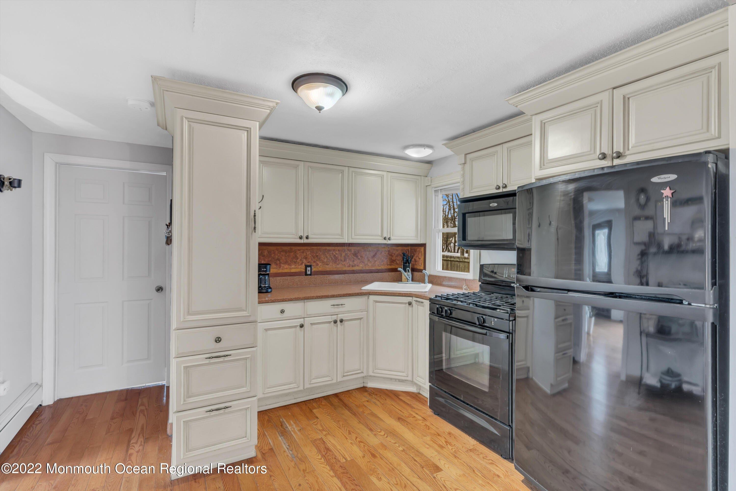 Sunset Ln, Howell, NJ 07731