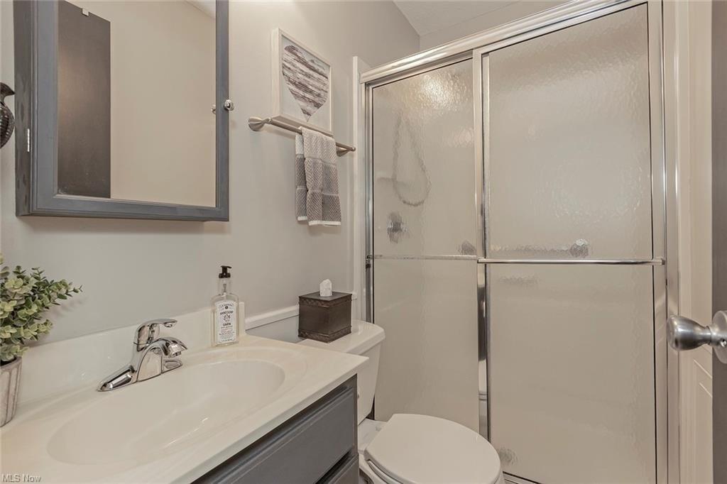 Oakwood Ln, North Royalton, OH 44133