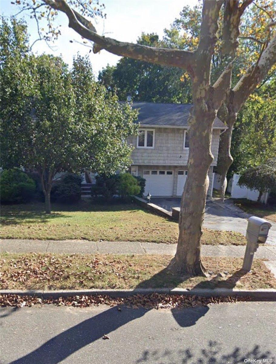 Lindron Ave, Smithtown, NY 11787