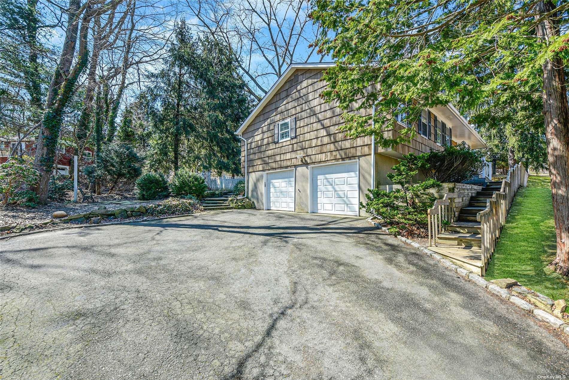 Circle Dr, Shoreham, NY 11786