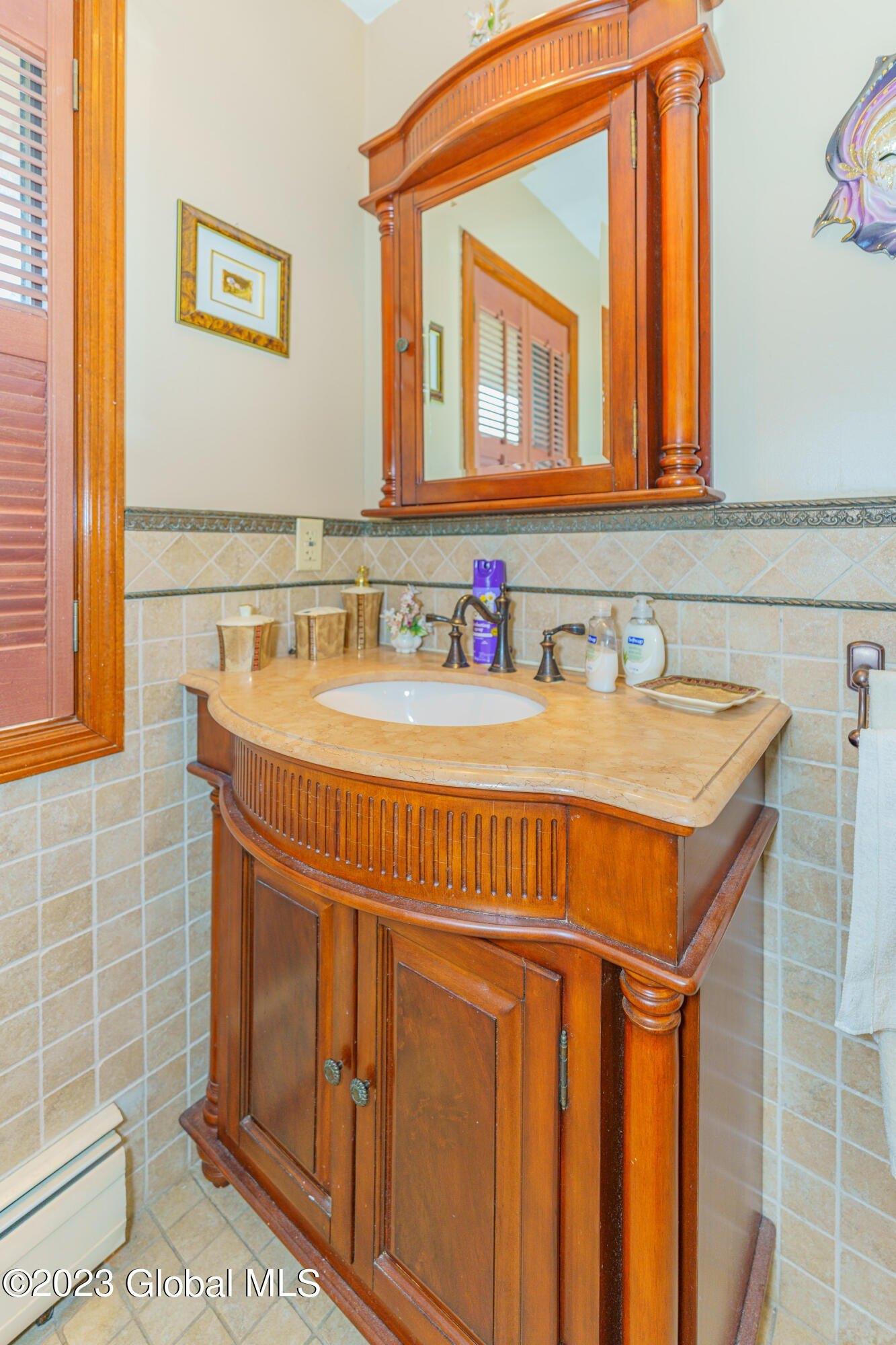 Huntleigh Dr, Albany, NY 12211