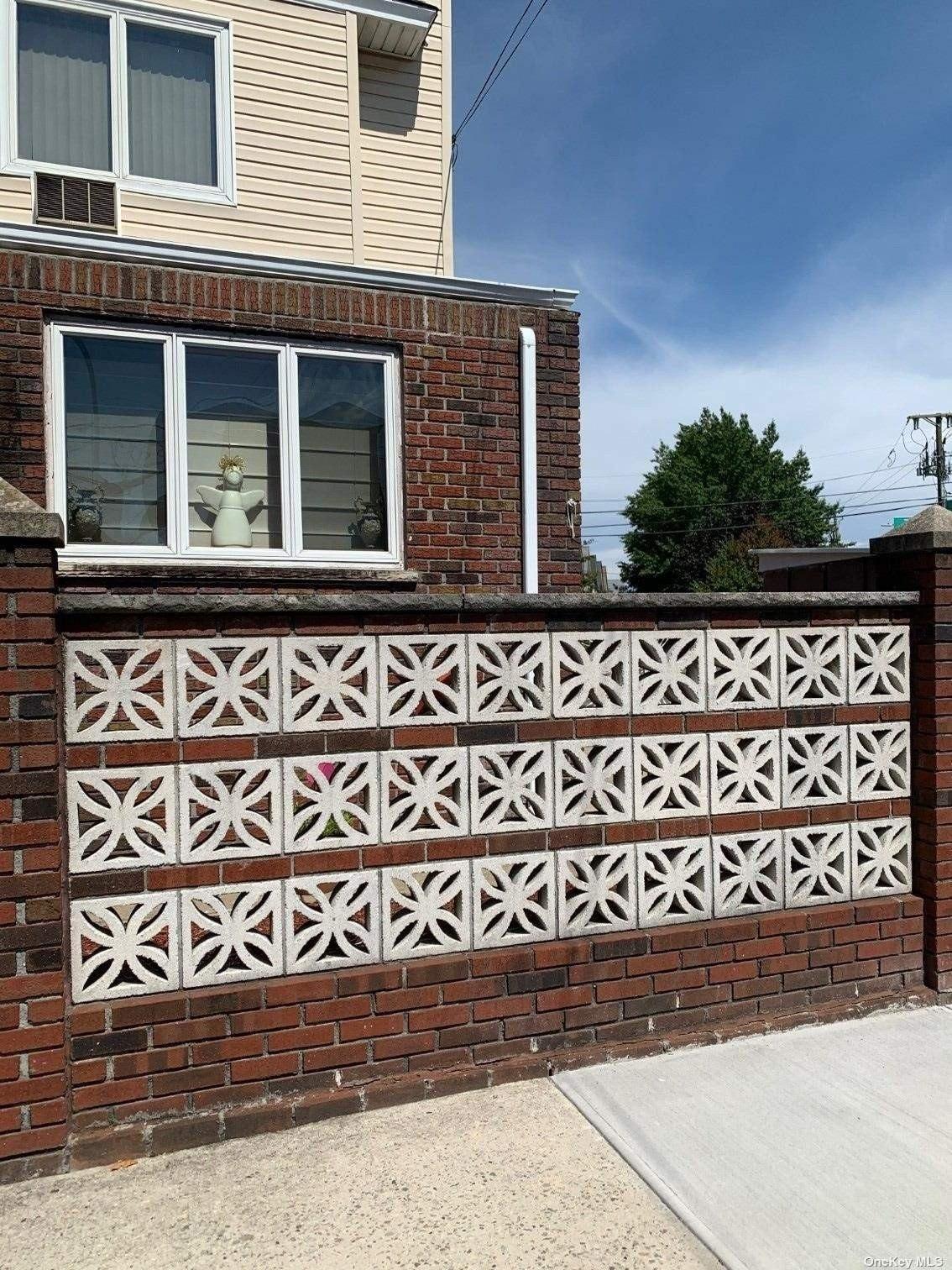 Gray St, Middle Village, NY 11379