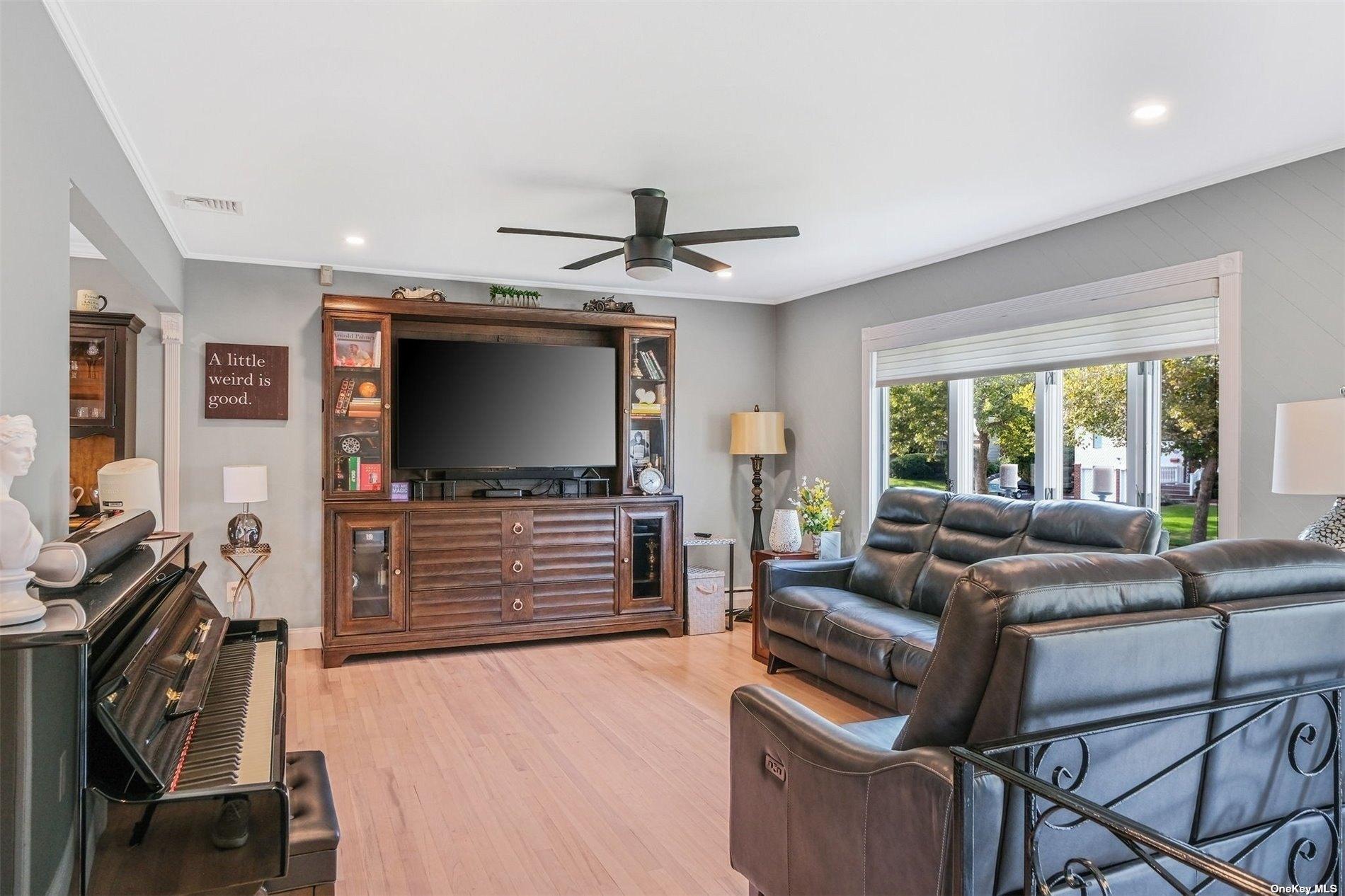 Dexter Ln, Kings Park, NY 11754