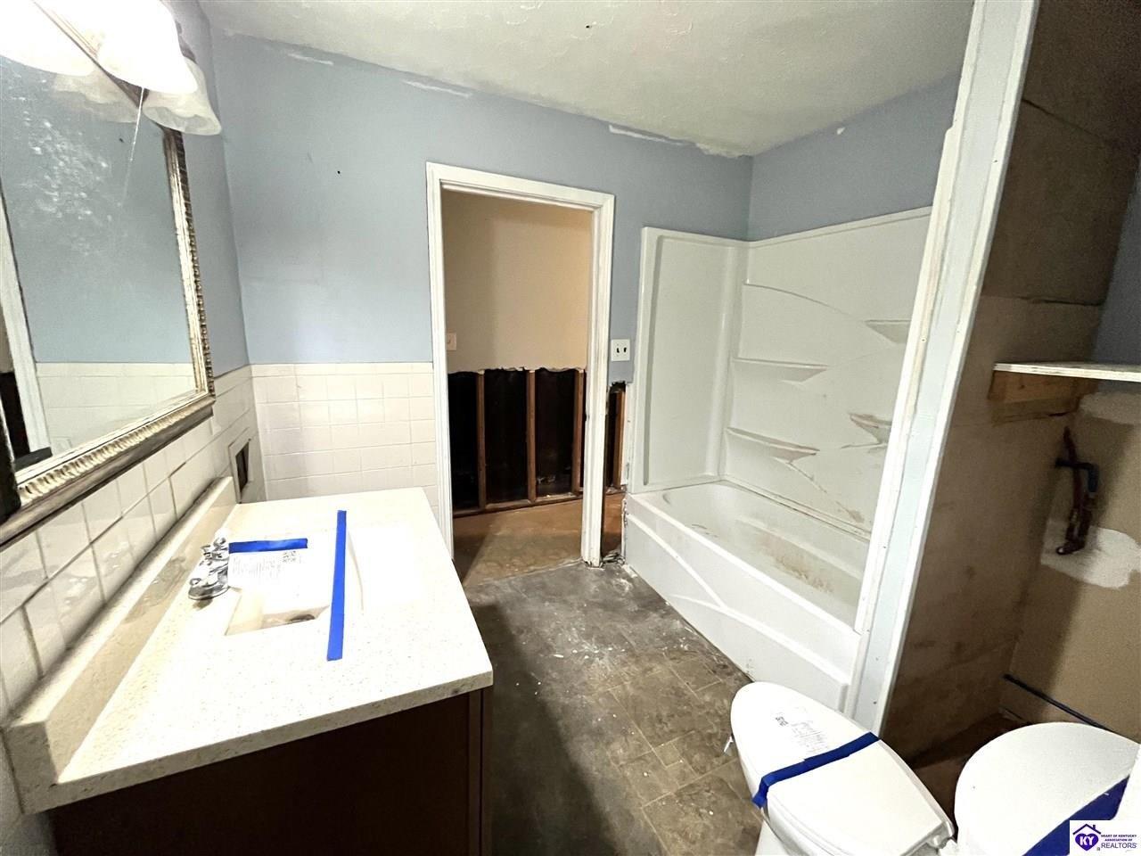 E Main St, Cecilia, KY 42724