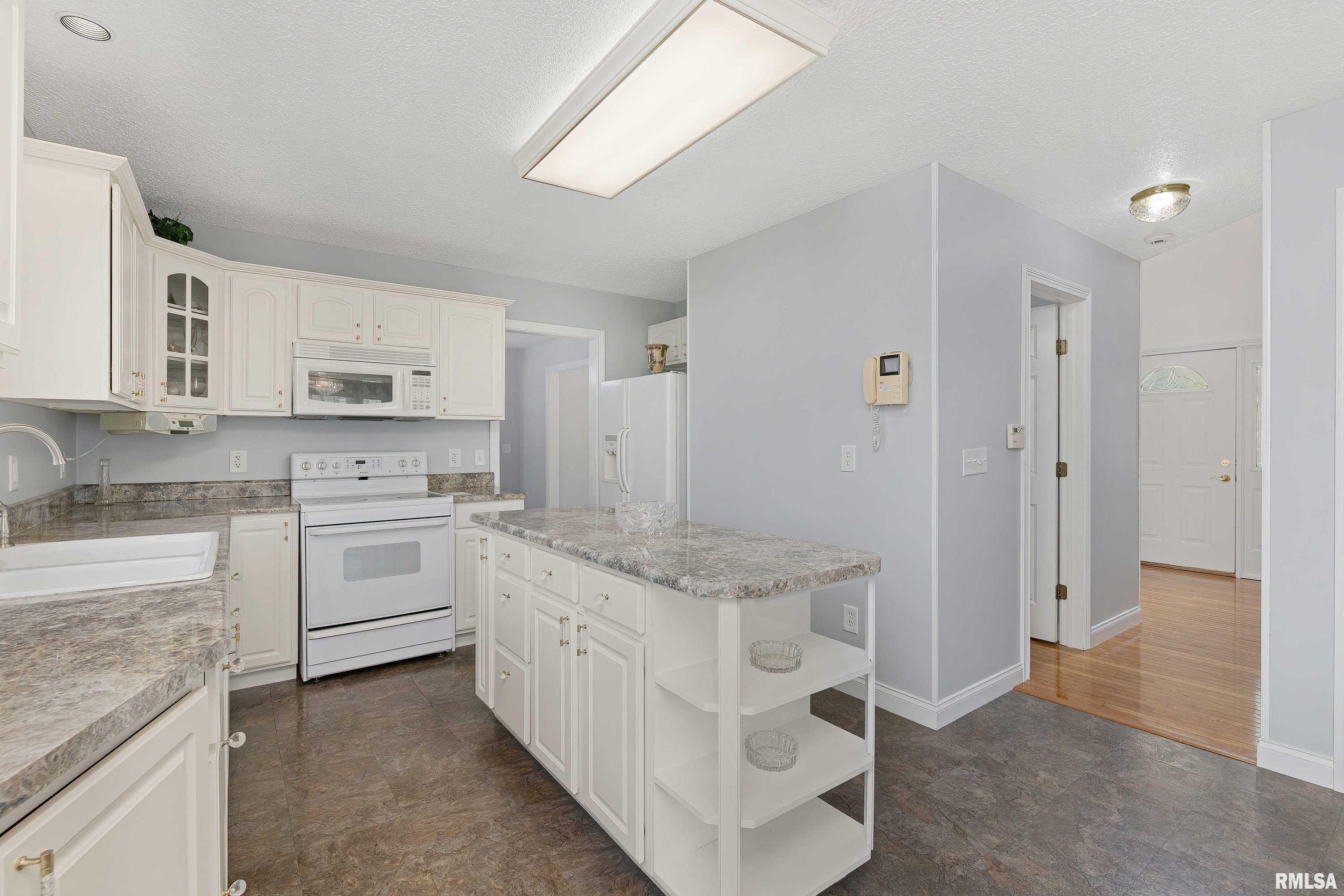 W 34th St, Davenport, IA 52806