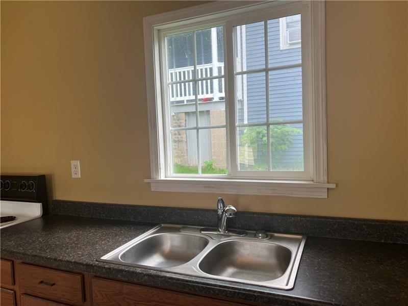 Shutterly St, California, PA 15419