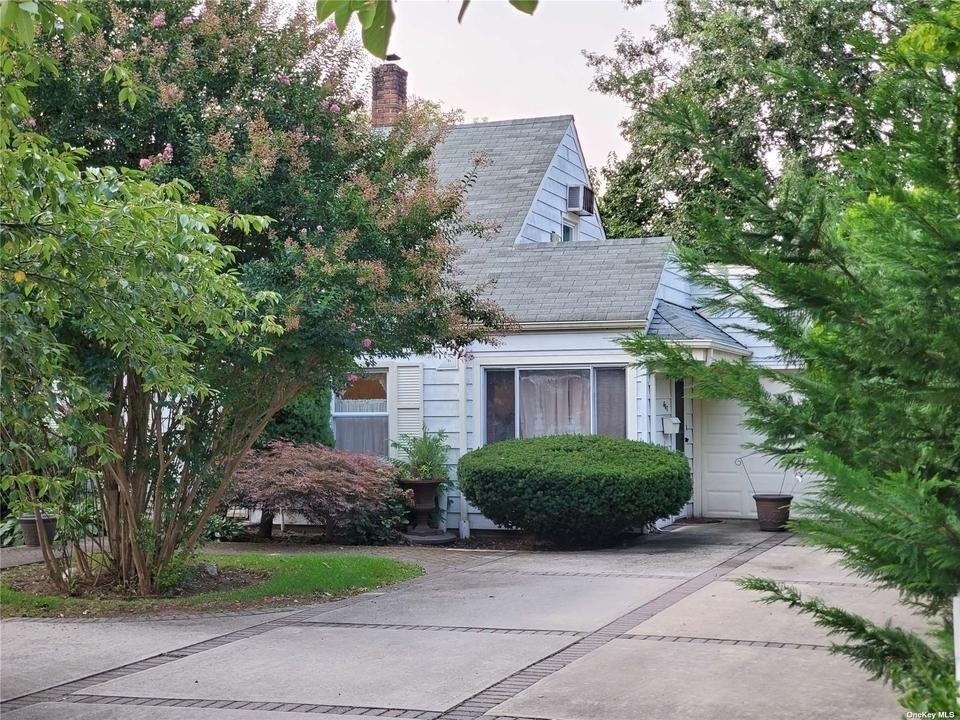 Lowell St, Westbury, NY 11590