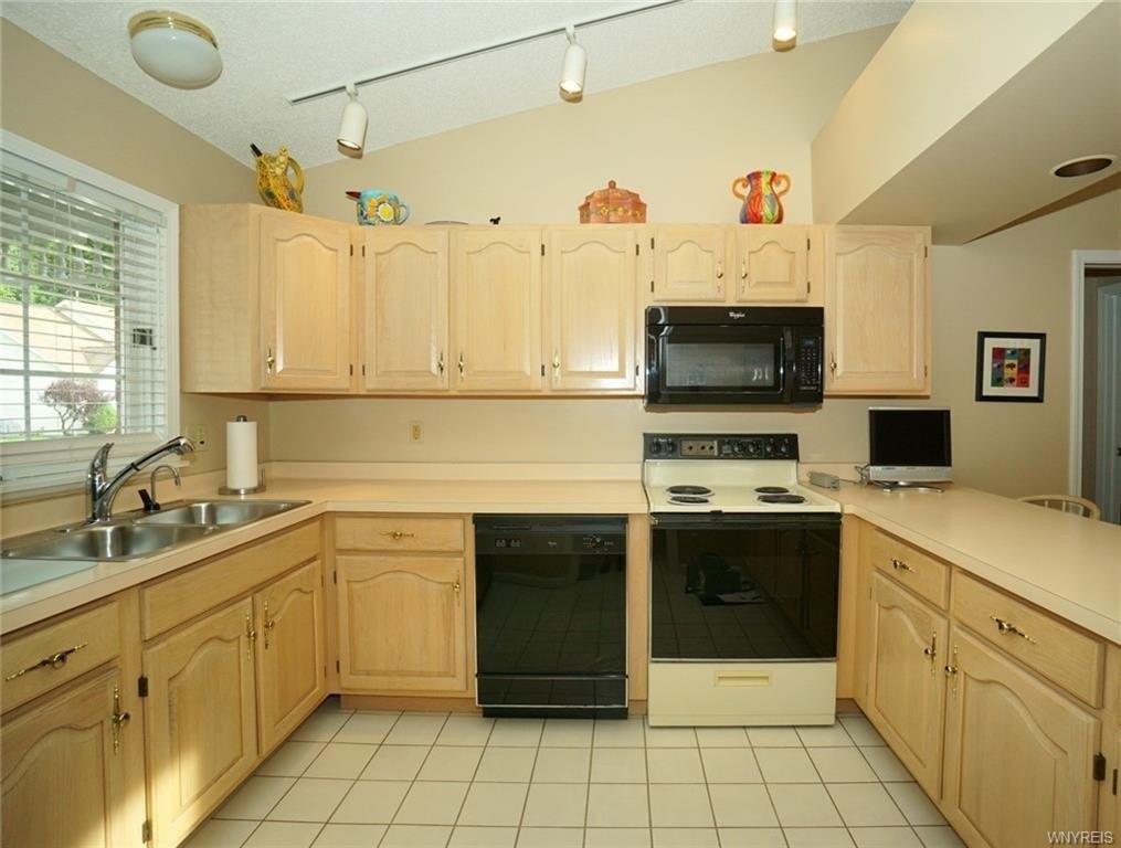 Spicebush Ln, Buffalo, NY 14221