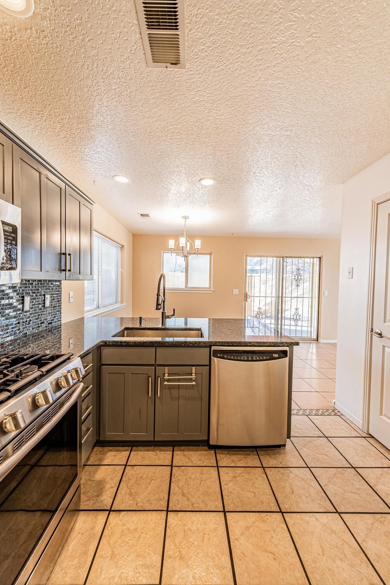 Chris Ct Nw, Albuquerque, NM 87120