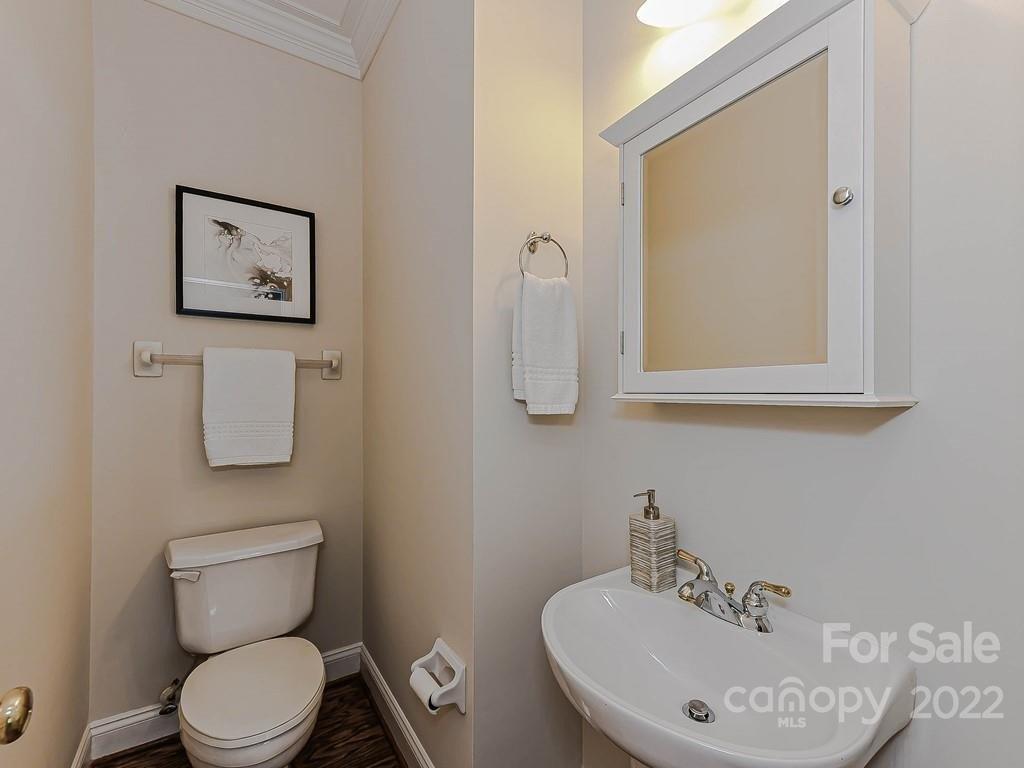 S Hill View Dr, Charlotte, NC 28210