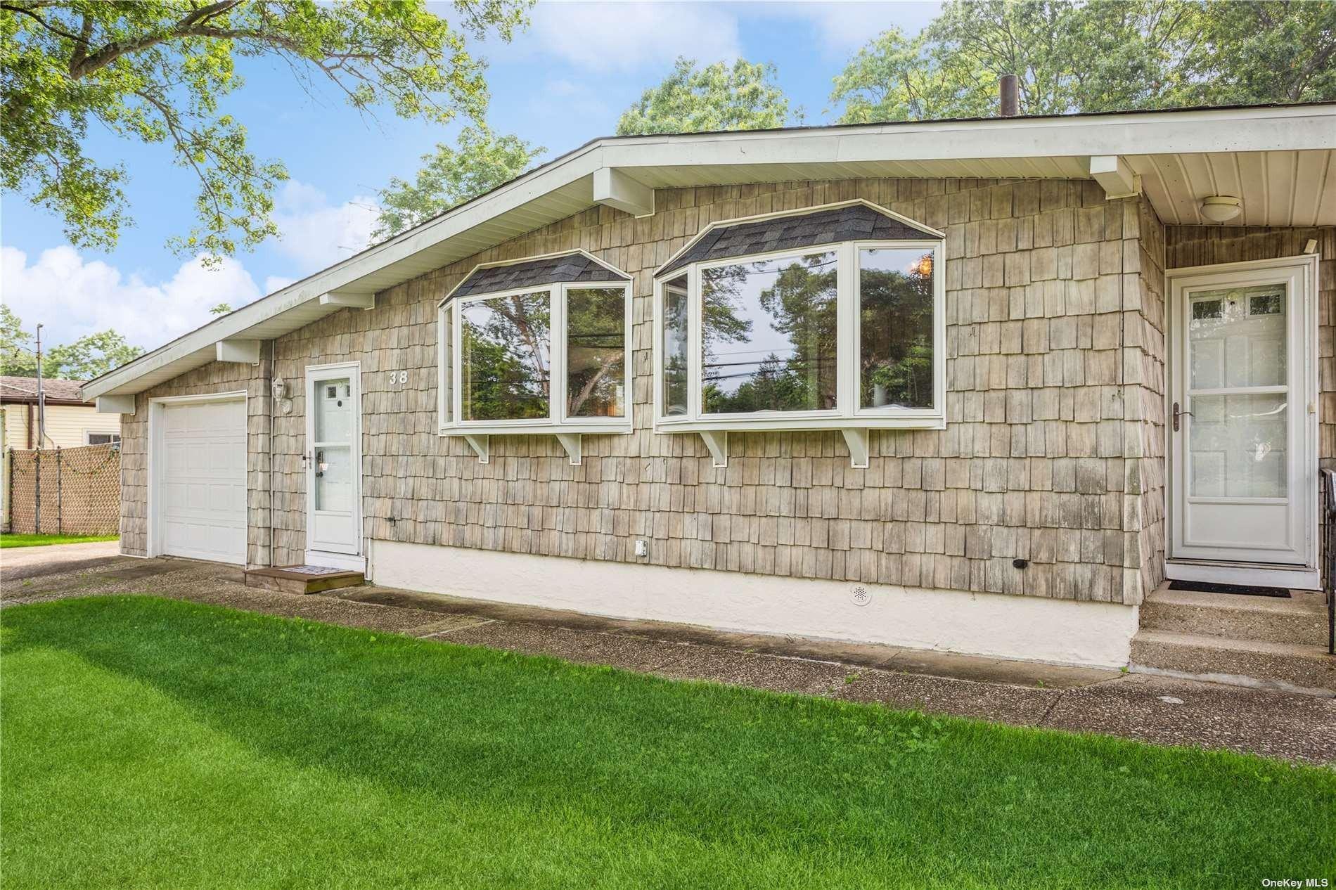 Kayron Dr, Ronkonkoma, NY 11779