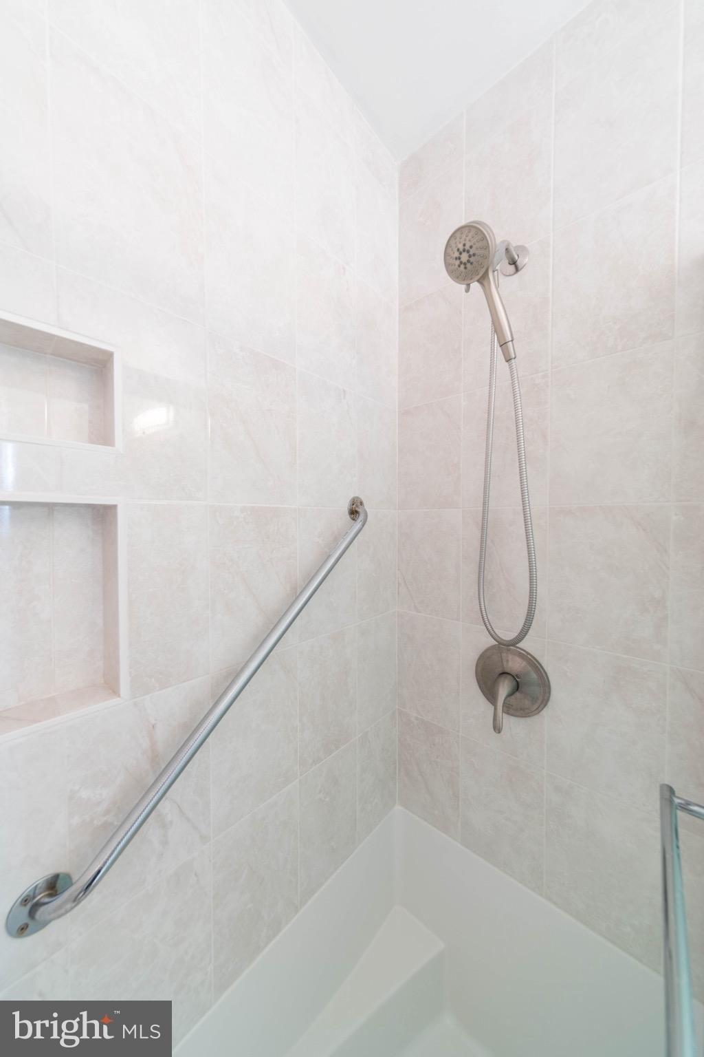 Snowball Dr, Levittown, PA 19056