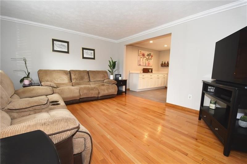 Meade Dr, Coraopolis, PA 15108