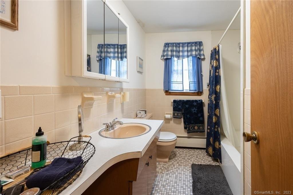 Fairlawn St, Bristol, CT 06010