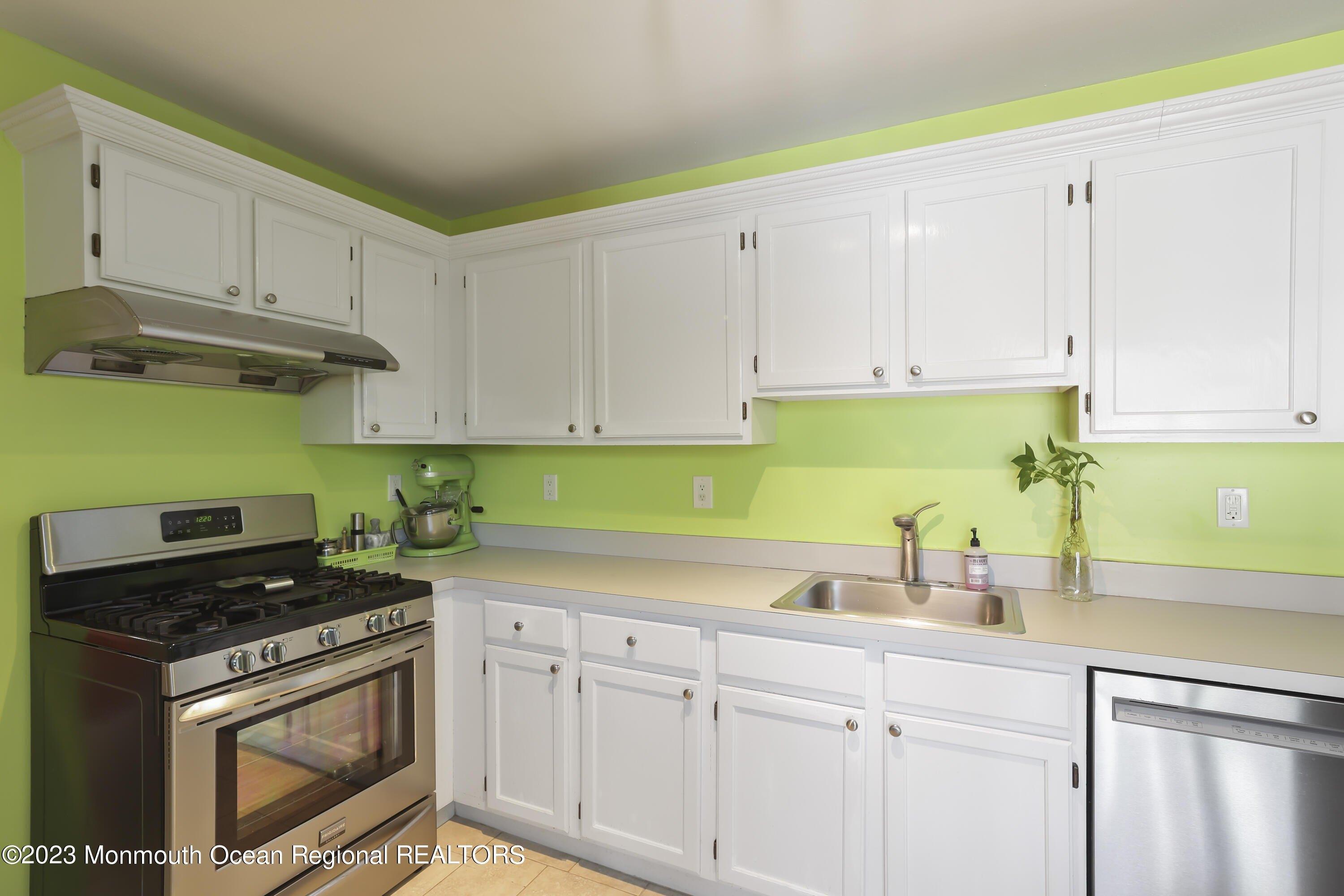 Warbler Rd, Marlboro, NJ 07746