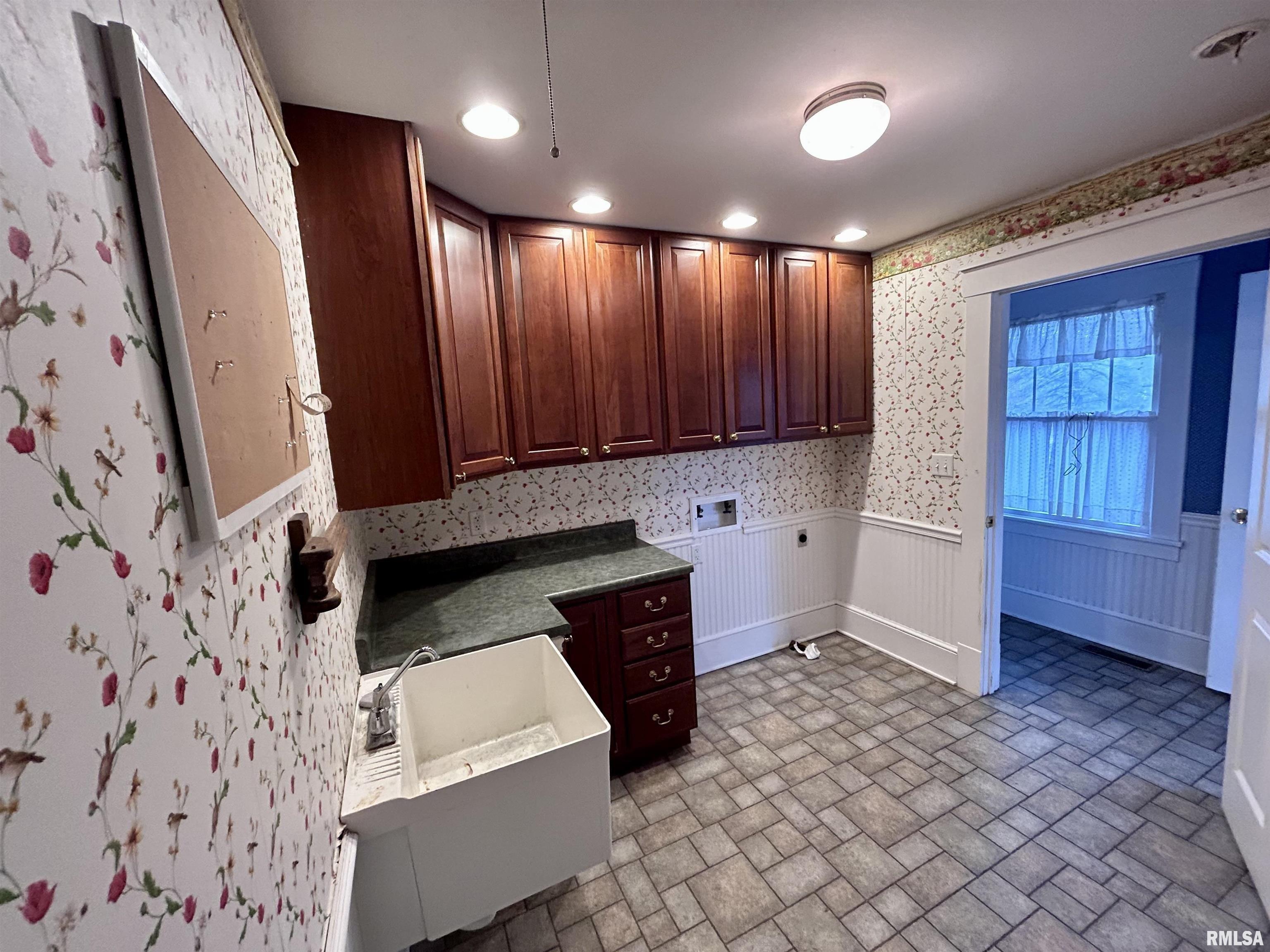 E Cherokee St, Morrisonville, IL 62546