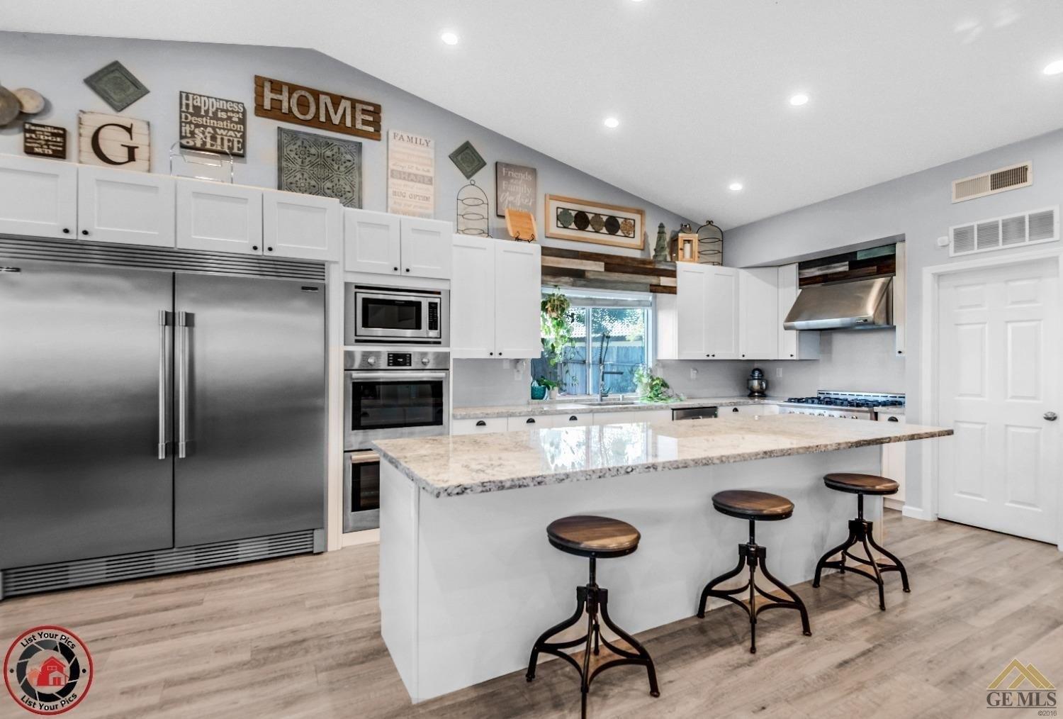 Mazatlan Dr, Bakersfield, CA 93314