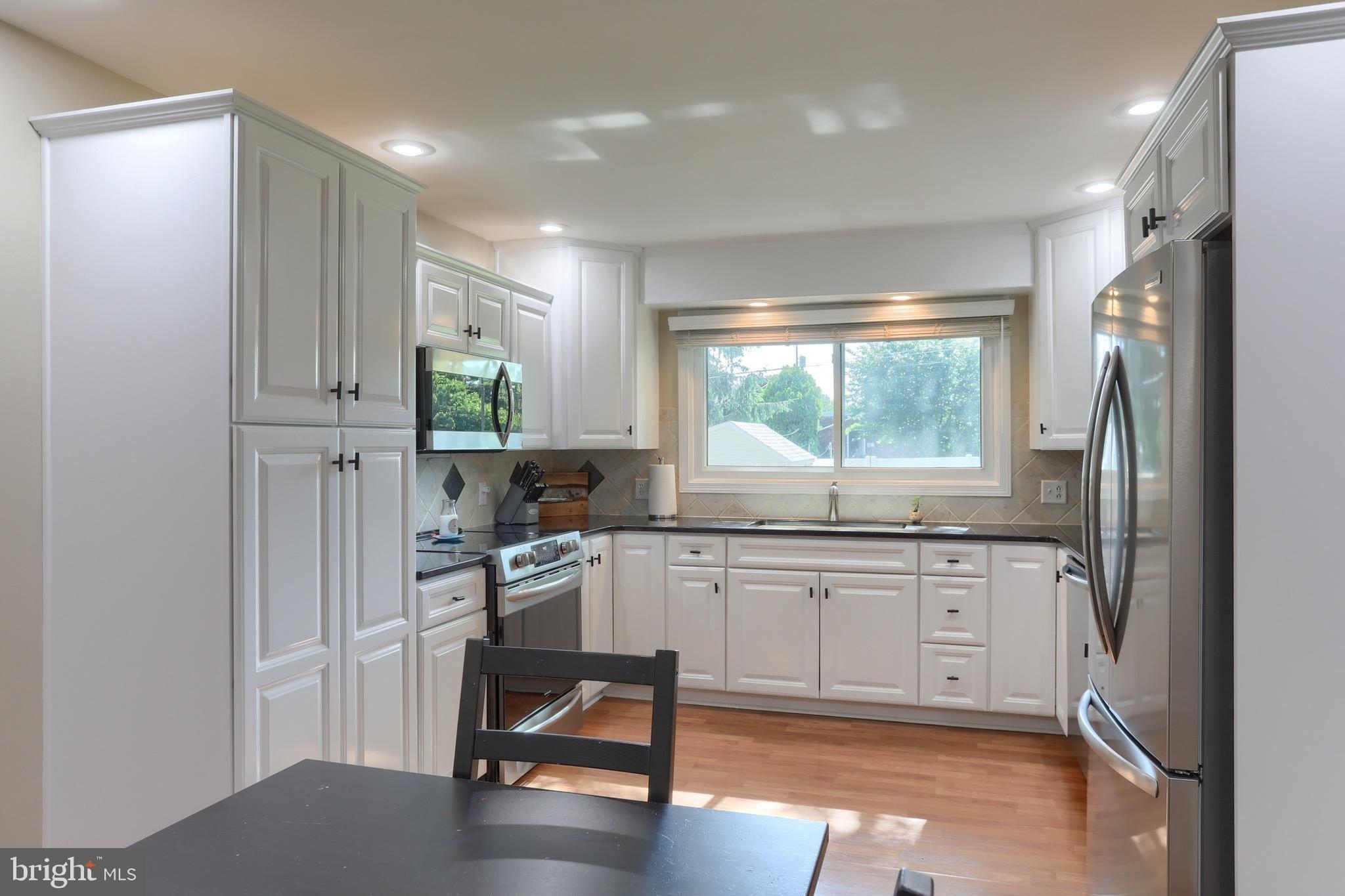 Willow Ave, Cleona, PA 17042