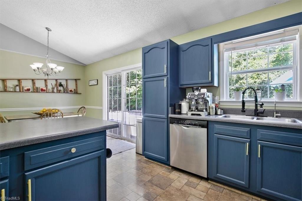 Shanda Ct, Thomasville, NC 27360