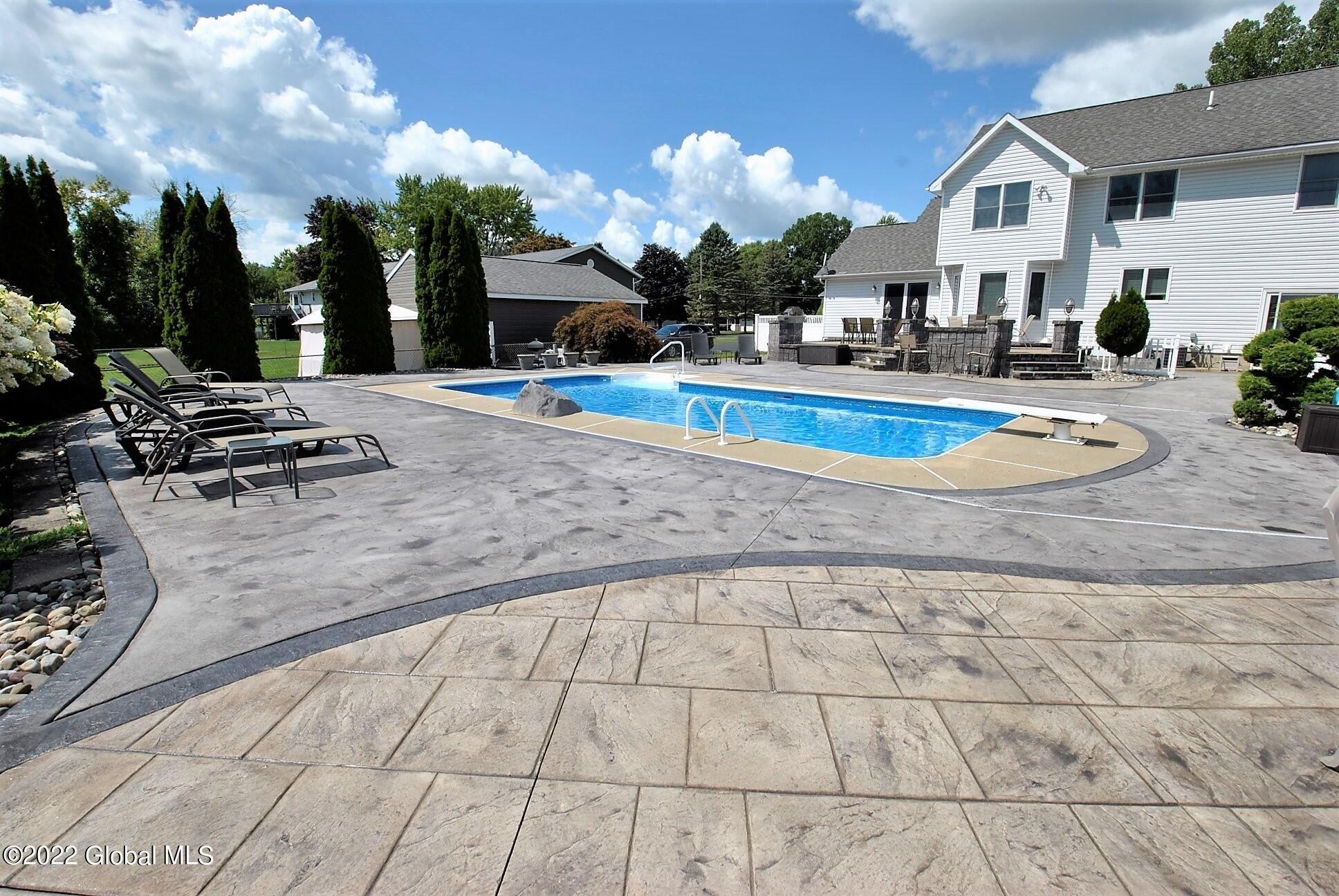 Theresa Ann Ct, Albany, NY 12205