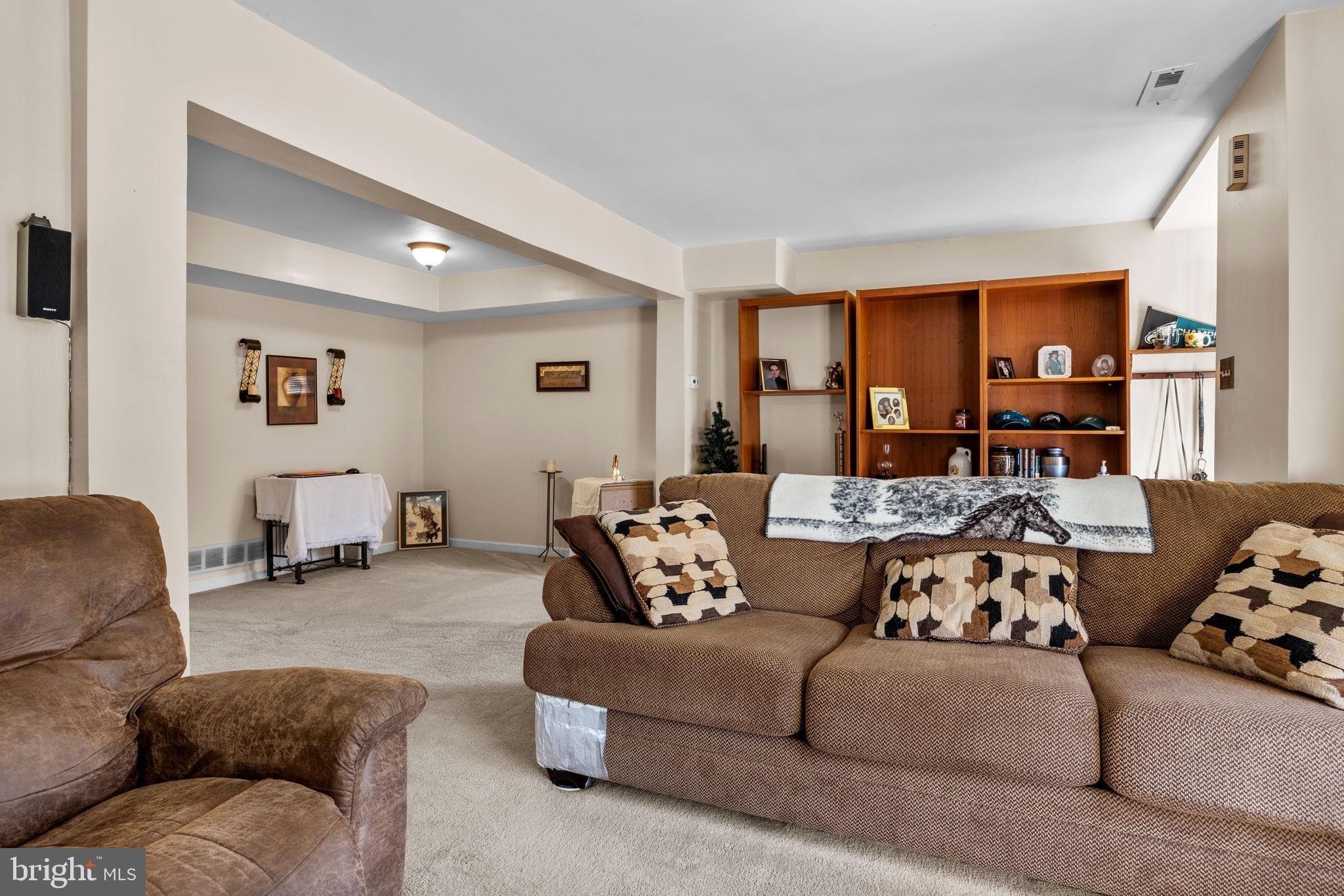 Hollybrooke Dr, Langhorne, PA 19047
