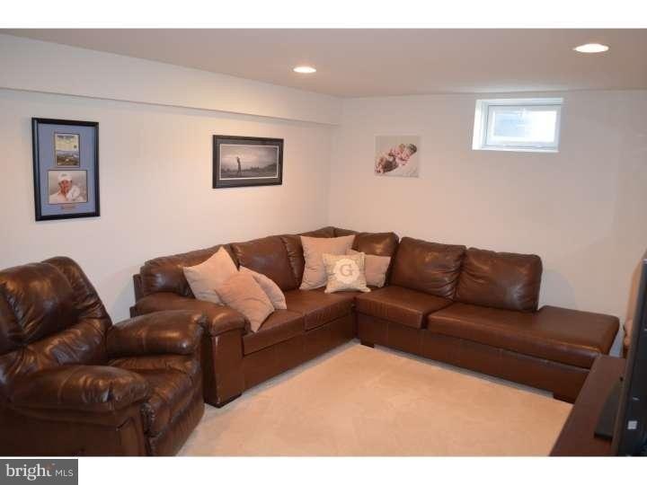 Glacier Dr, Berlin, NJ 08009