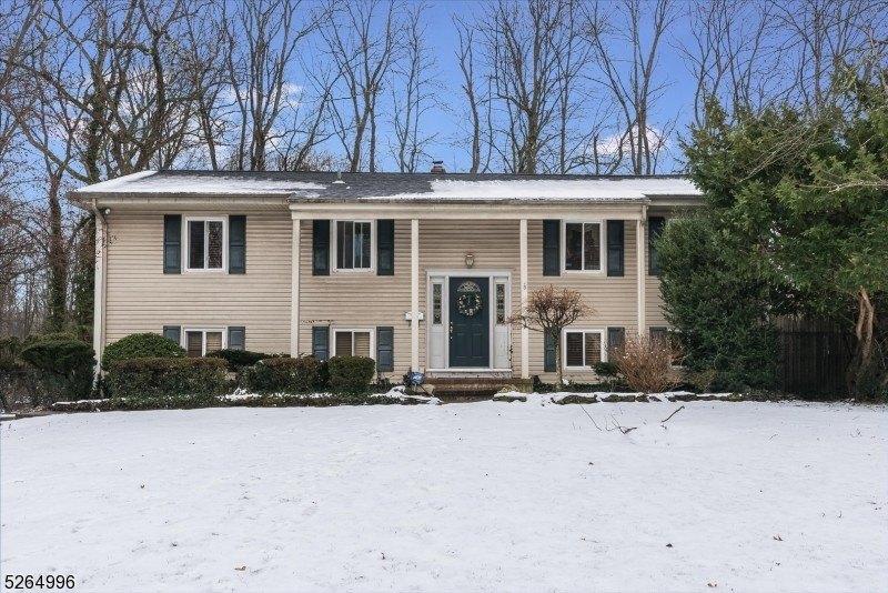 Green Dr, East Hanover, NJ 07936