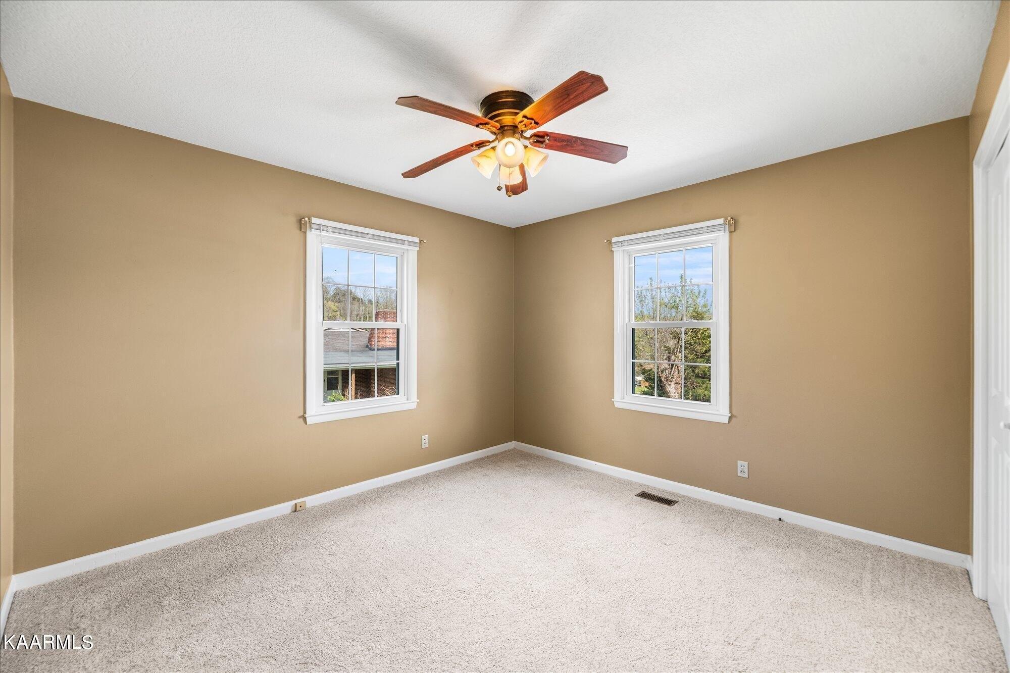 Crest Ln, Clinton, TN 37716
