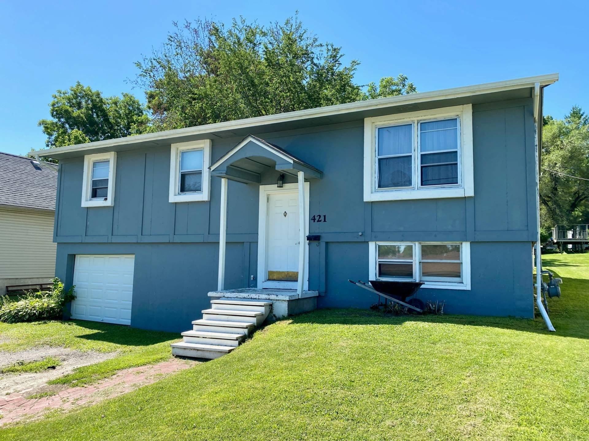 W 8th St, Cameron, MO 64429