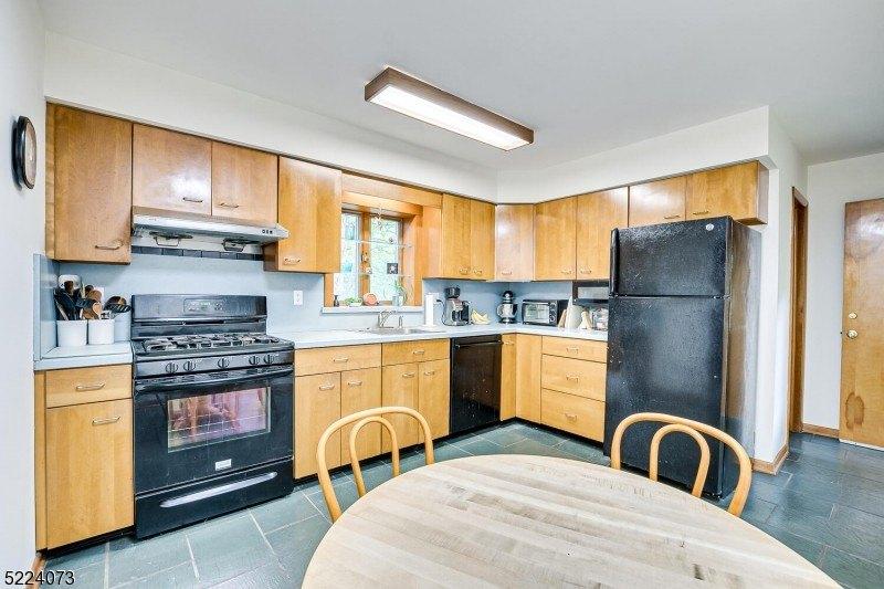 Waltham Ave, Metuchen, NJ 08840
