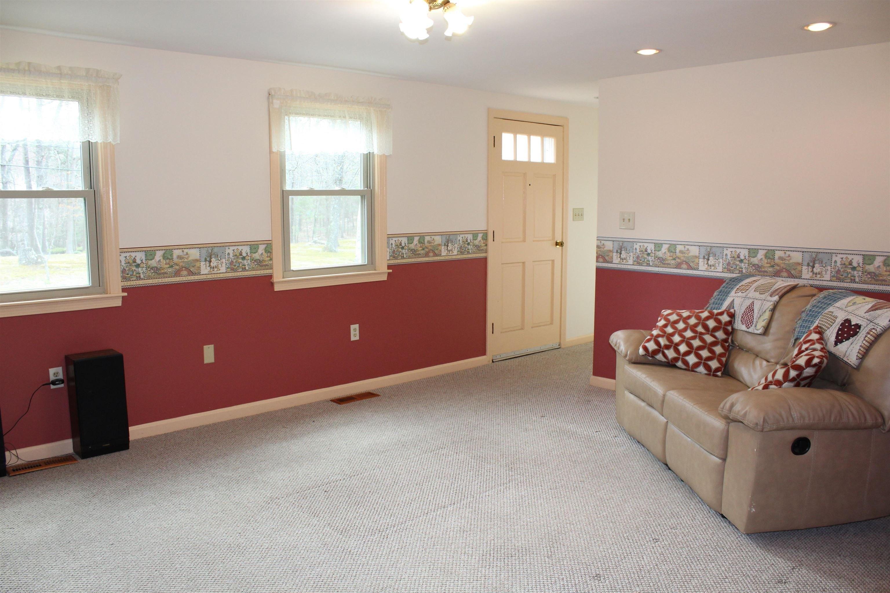 Schaefer Cir, Hudson, NH 03051