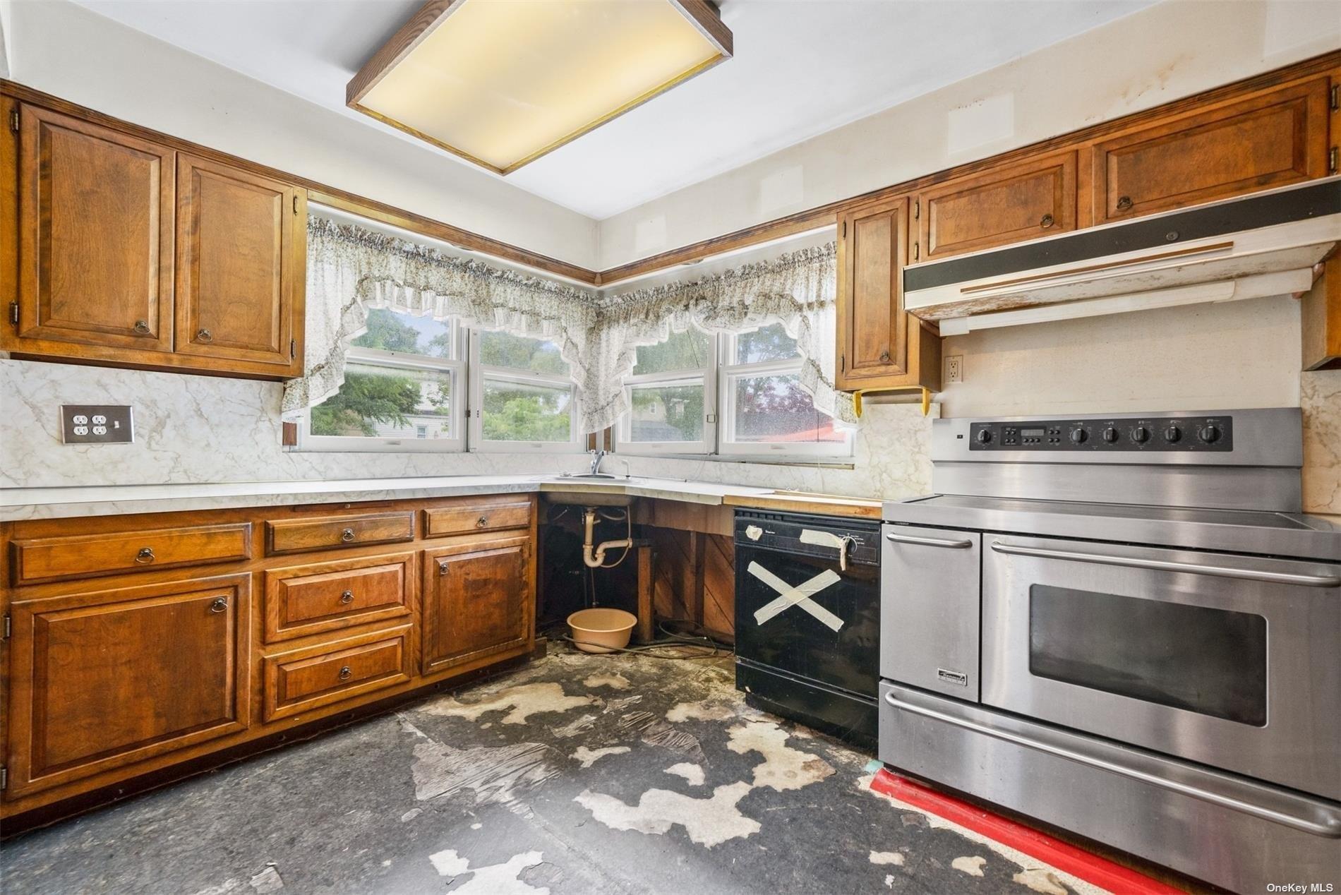 42nd St, Lindenhurst, NY 11757