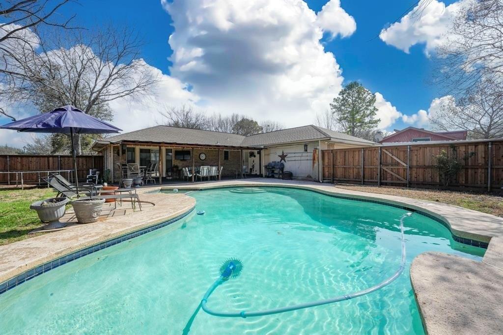 Whispering Cir, Lake Dallas, TX 75065