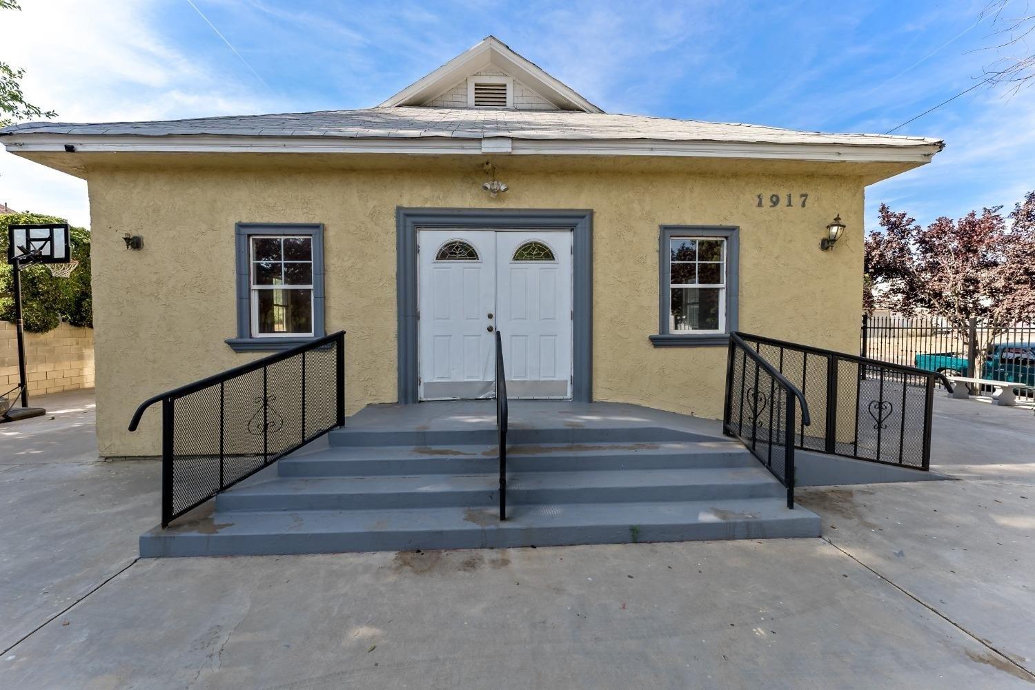 E Lewis Ave, Fresno, CA 93701