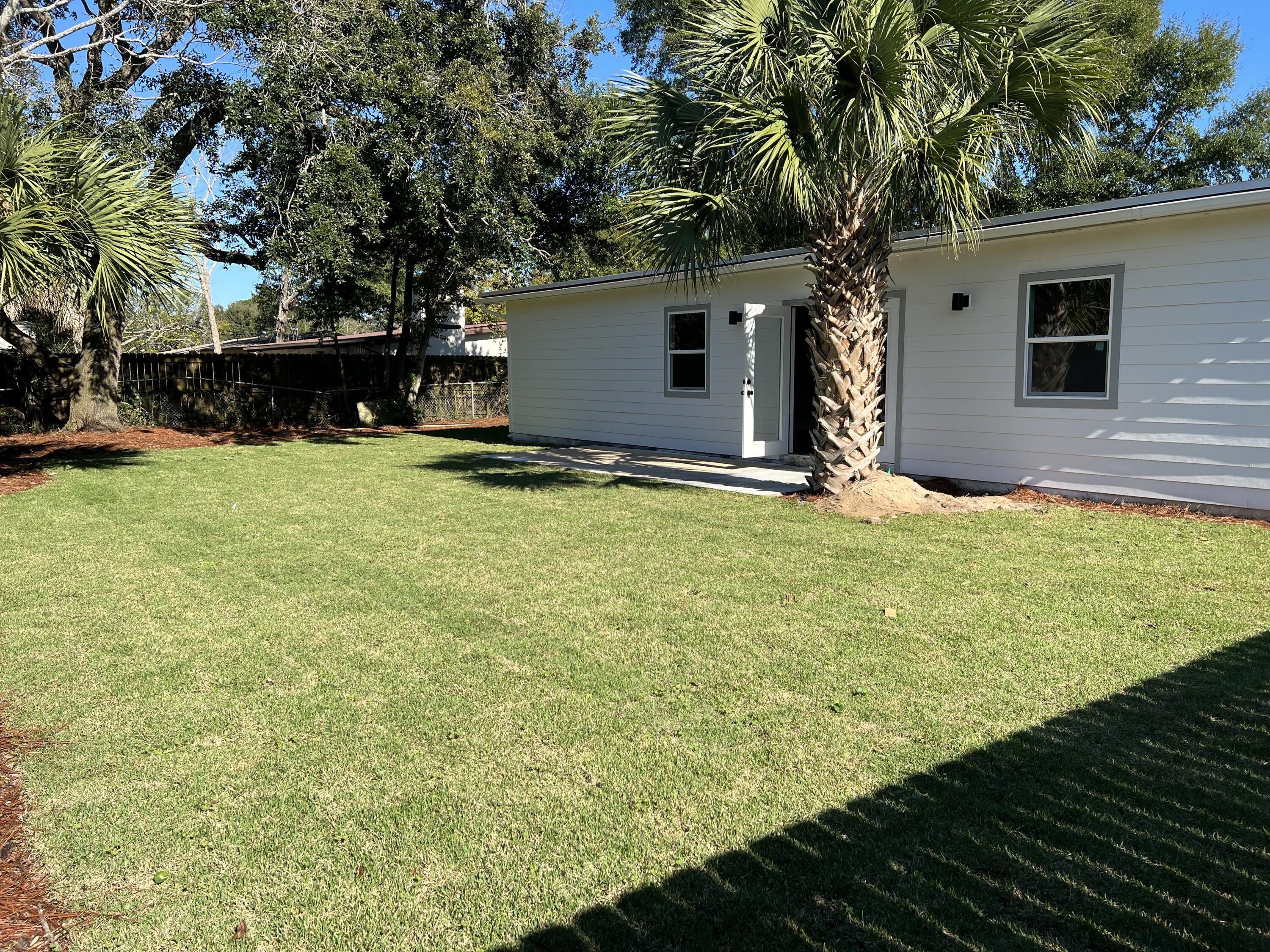 Avon Ln, Mary Esther, FL 32569