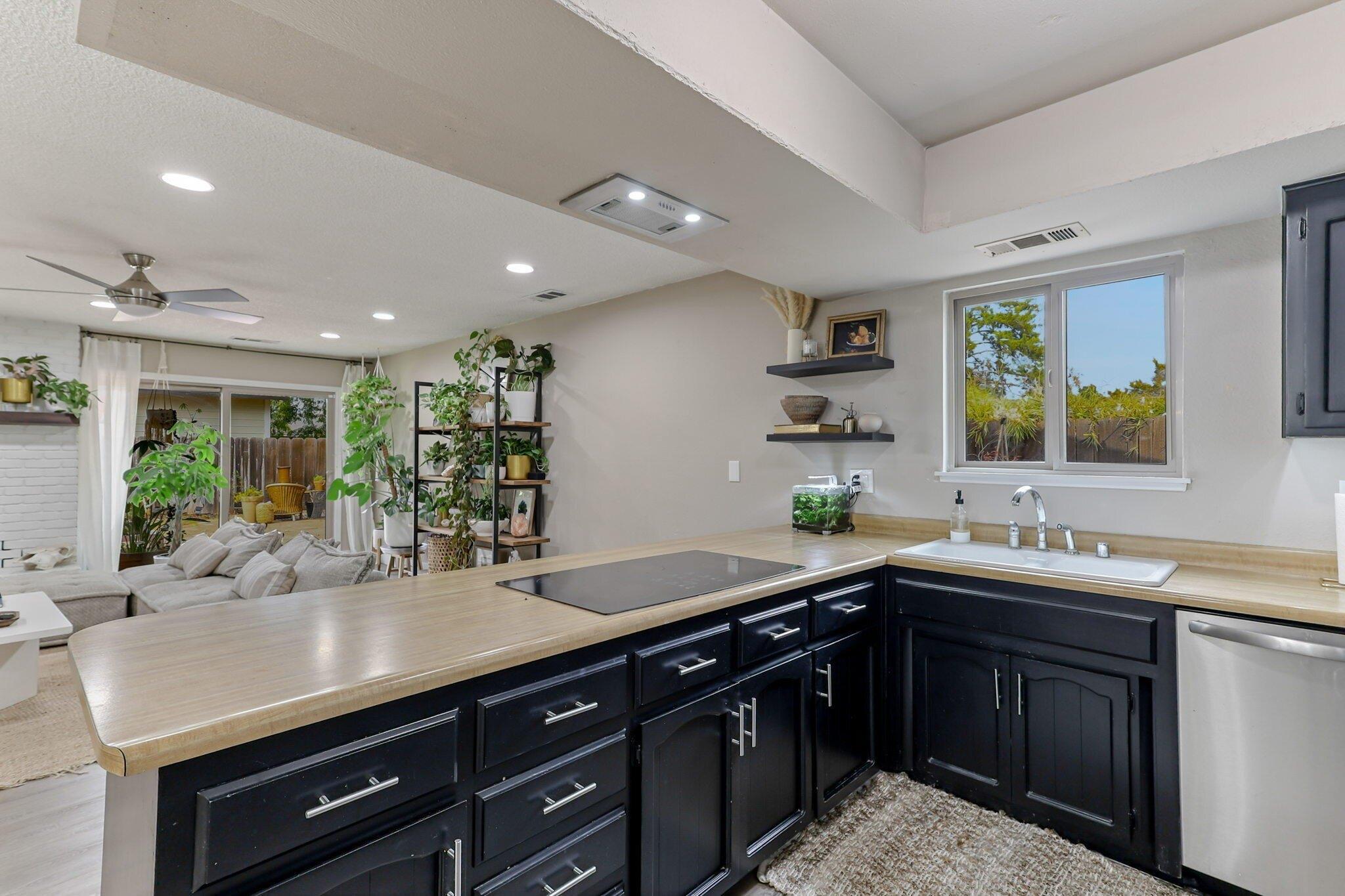 Mistletoe Ln, Redding, CA 96002