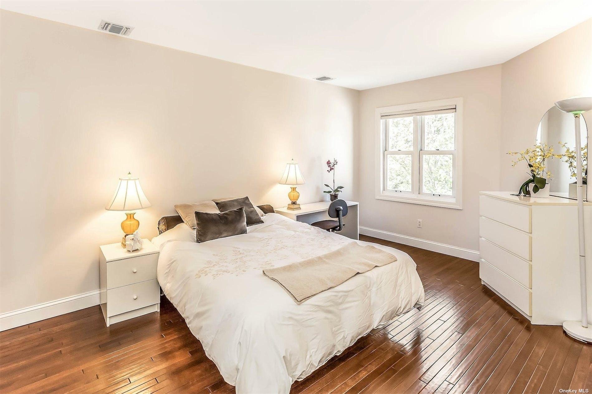 Beechwood Ct, Glen Cove, NY 11542