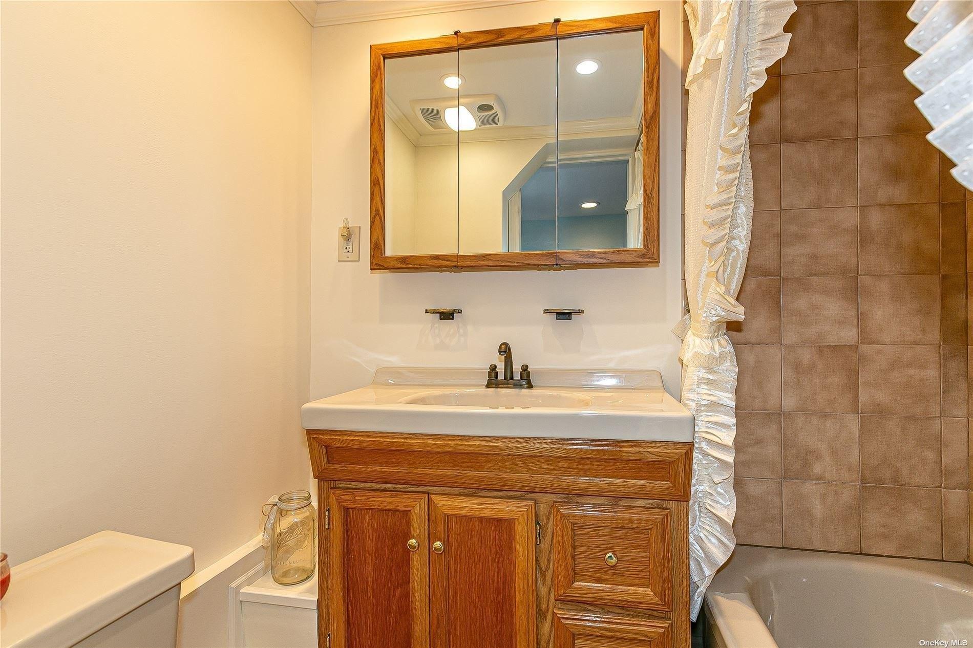 Ellen Pl, Jericho, NY 11753