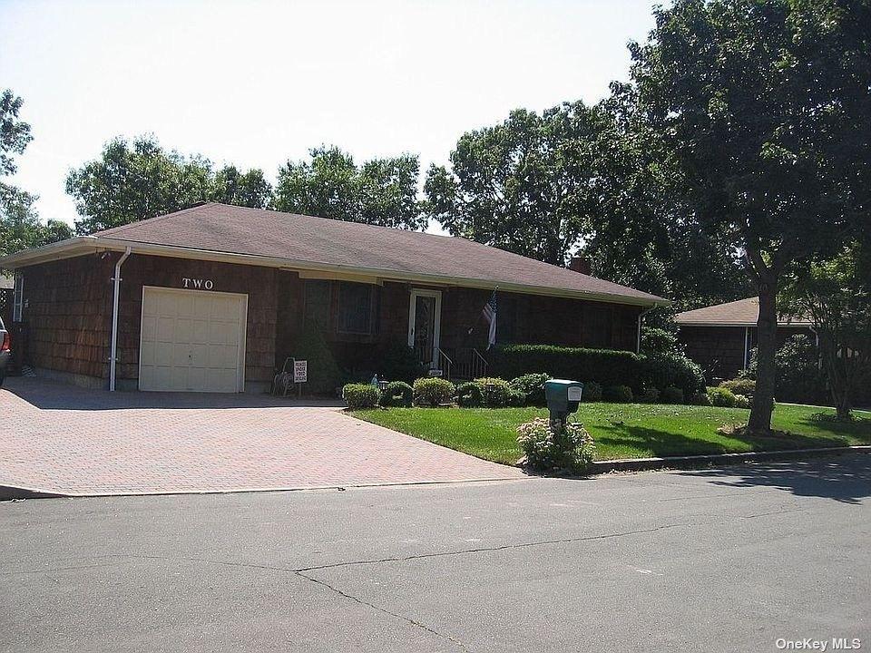 Dreamland St, Mastic, NY 11950