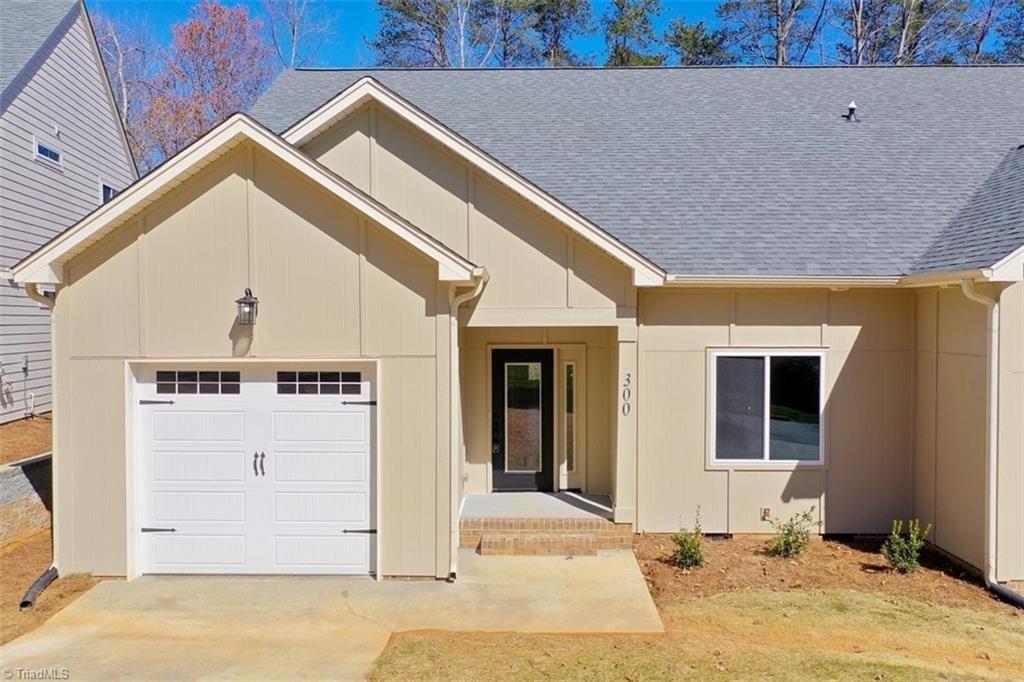 Lamplighter Cir, Winston Salem, NC 27104
