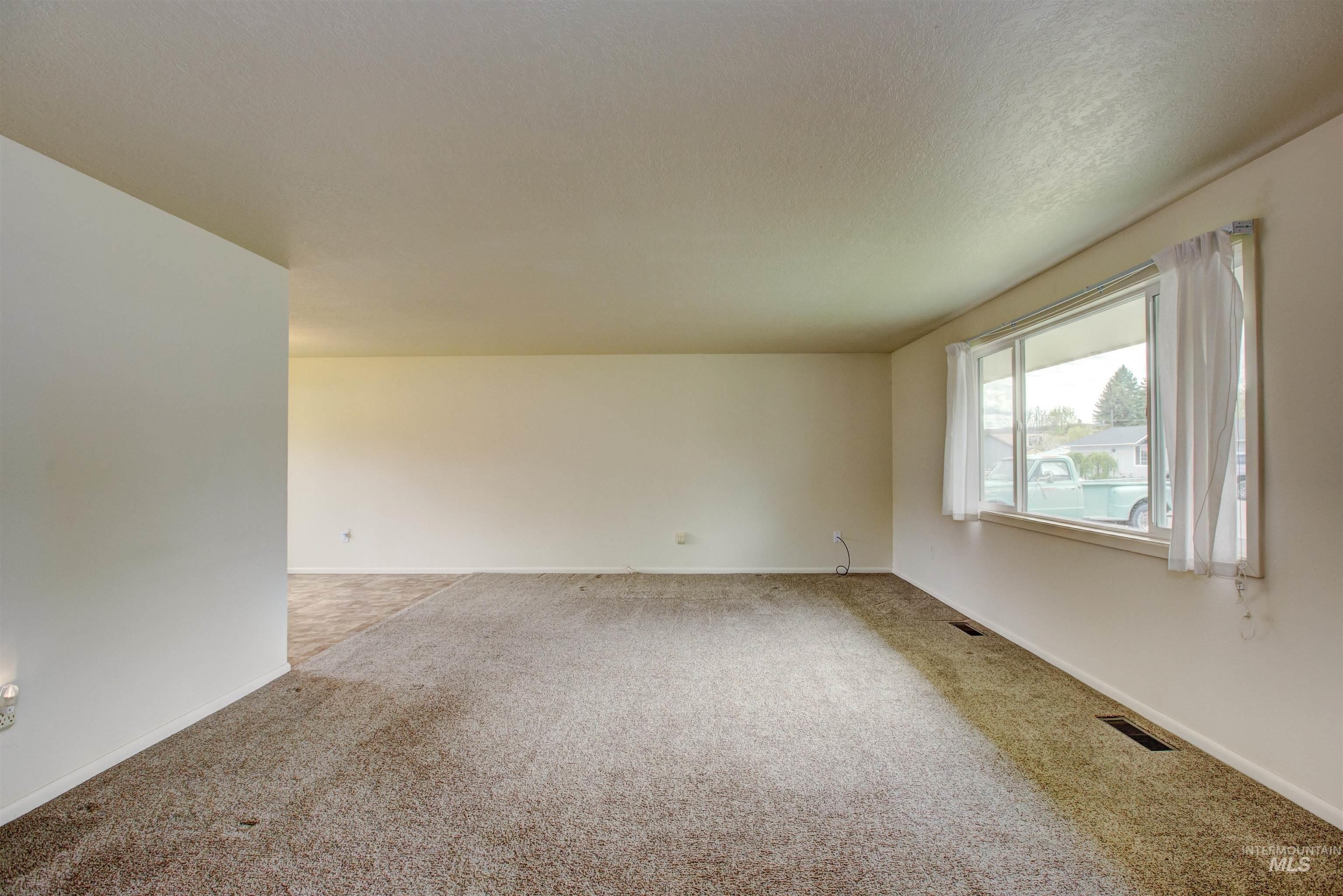 W 3rd St, Emmett, ID 83617