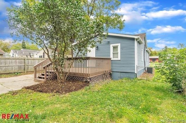 Cresthaven Dr, Waterford, MI 48328