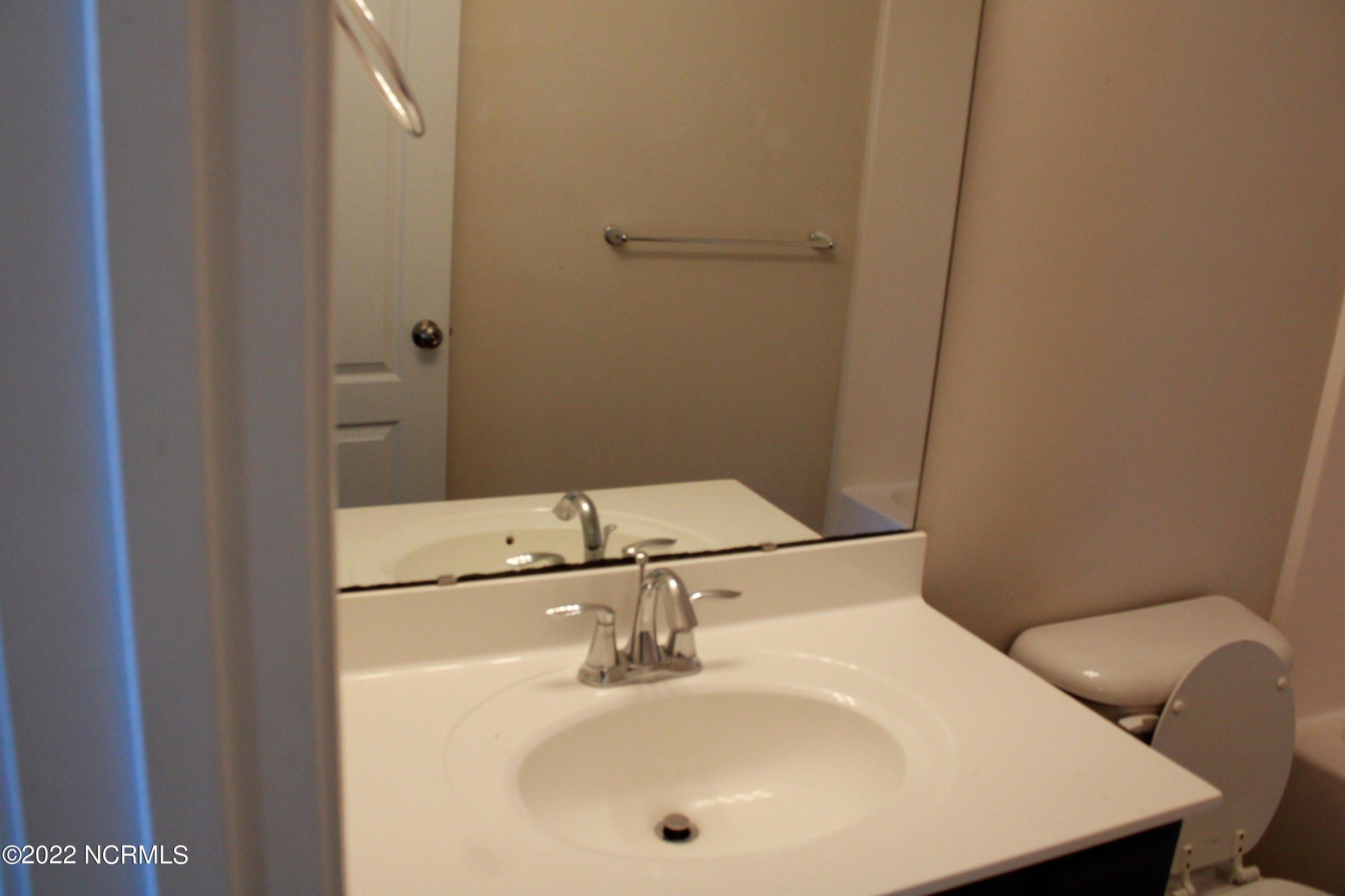 Falls Cv, Jacksonville, NC 28546