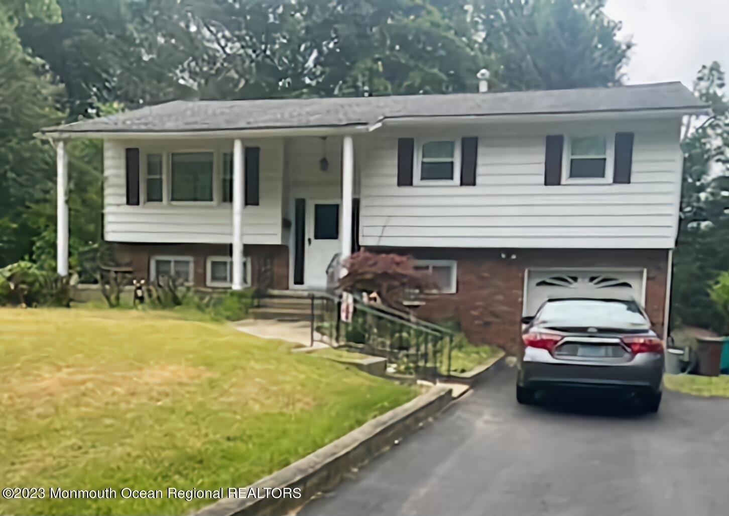 Locust Grove Ln, Manalapan, NJ 07726