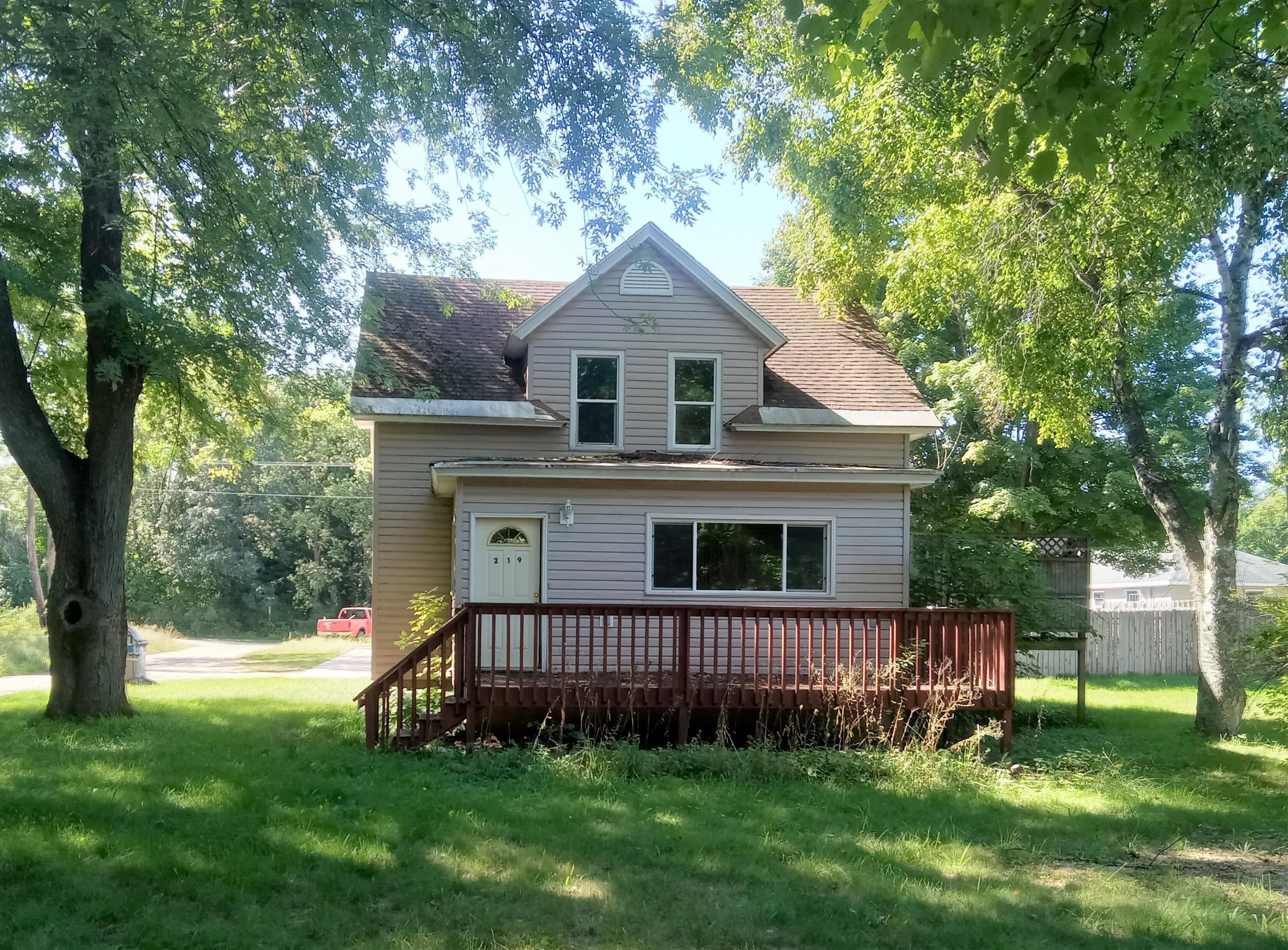 S Apple St, Hart, MI 49420