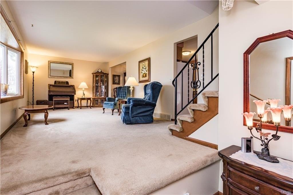 Harvest Ln, Liverpool, NY 13088
